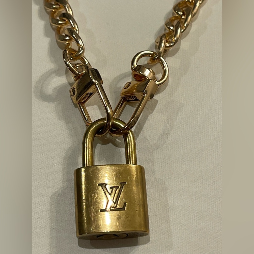 LOUIS VUITTON Gold Padlock (323) Necklace